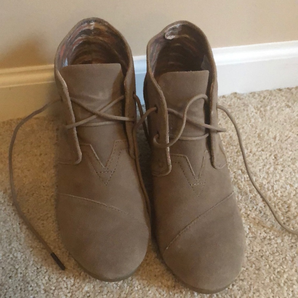 Beige suede Tom boots 10